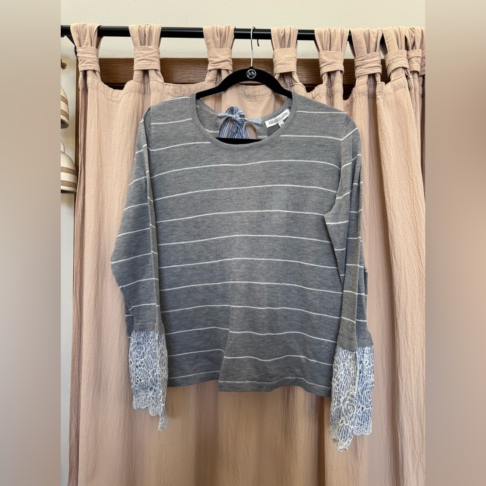 Heartloom open back bow sweater Size L